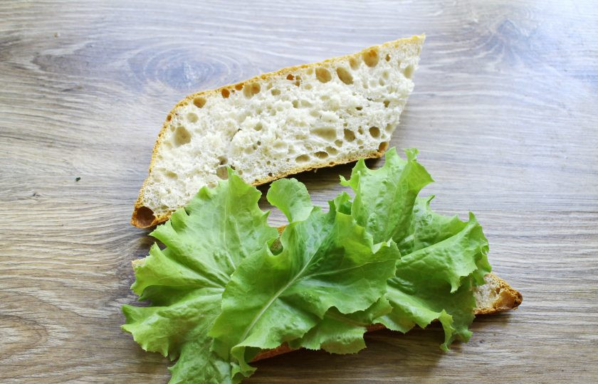 1. Этап. Греческий сэндвич: На нижнюю часть багета выложите листья салата.