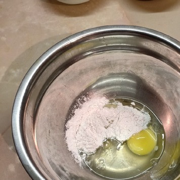 1. Этап. Накрахмаленная печень: В глубокой миске смешать яйцо, крахмал, соль, перец.