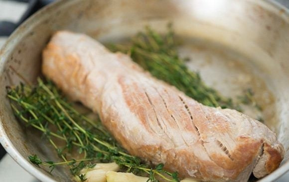 1. Этап. Свиная вырезка с пряным соусом: 3. Тушите мясо на медленном огне, пока не выпариться вино.