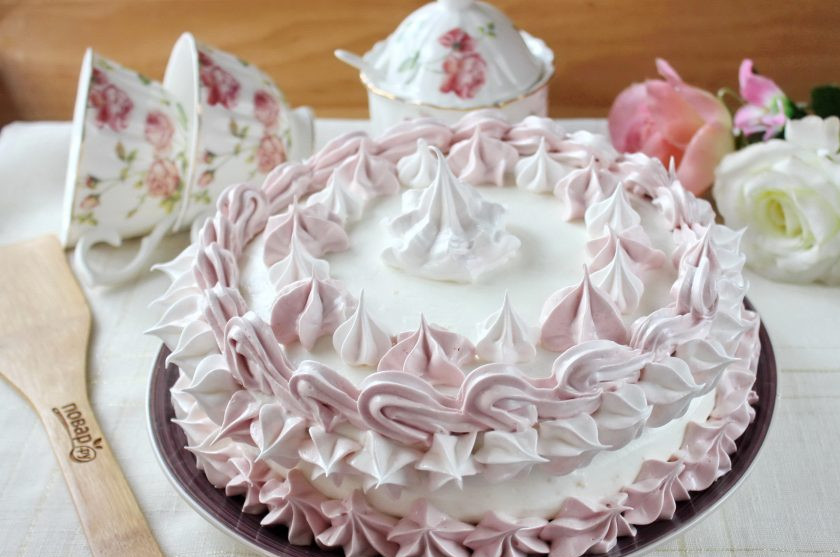 1. Этап. Торт со сливками и ананасами: Украсьте торт розочками из взбитых сливок. В часть крема я добавила свекольный сок.