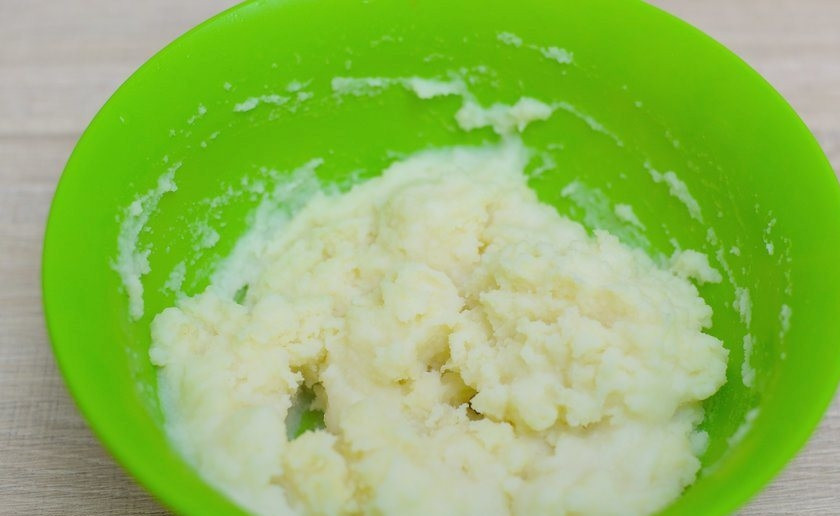 1. Этап. Пирог пастуха: 5. В отдельной емкости приготовьте пюре. Растолките вареный картофель с молоком и маслом.