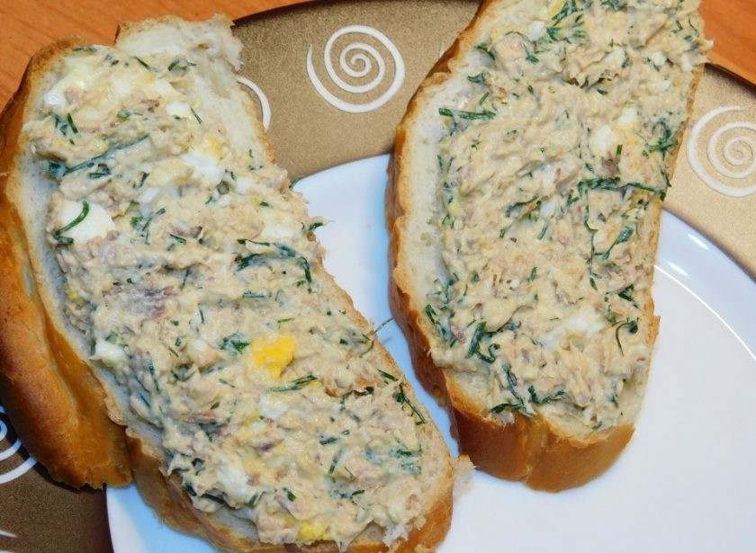 1. Этап. Салат-намазка с тунцом для бутербродов: Намазывайте пасту на кусочки батона, хлеба или багета.