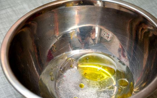 1. Этап. Фламмкухен: Дня начала в миску налить воды, к ней добавить соль и масло.