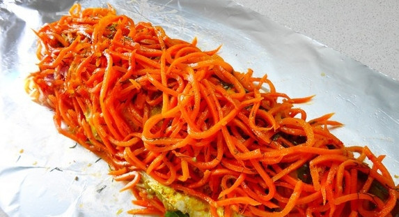 1. Этап. Кефаль в духовке в фольге: Сверху на рыбу равномерным слоем укладываем оставшуюся морковь.