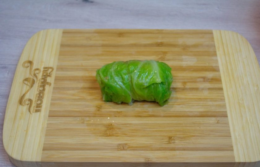 1. Этап. Голубцы с рисом: Сверните голубец, плотно скатайте.