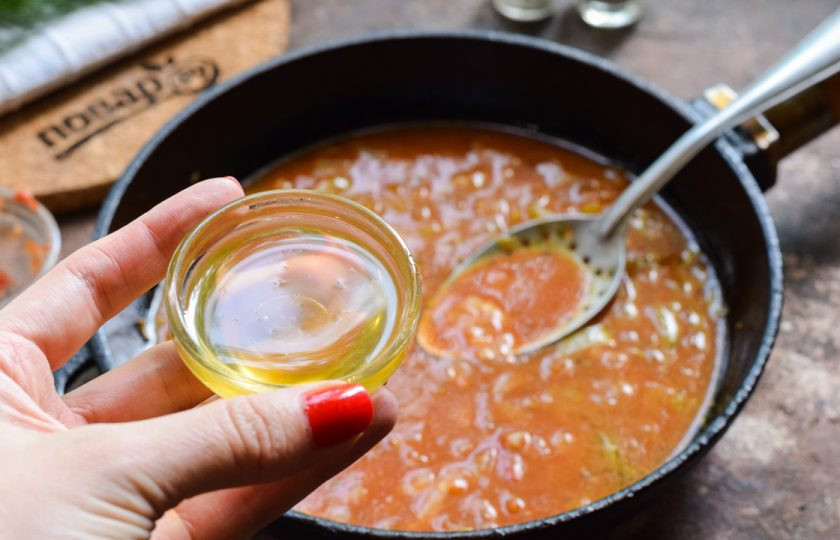 1. Этап. Медово-томатный соус: Добавьте в сковороду мед.