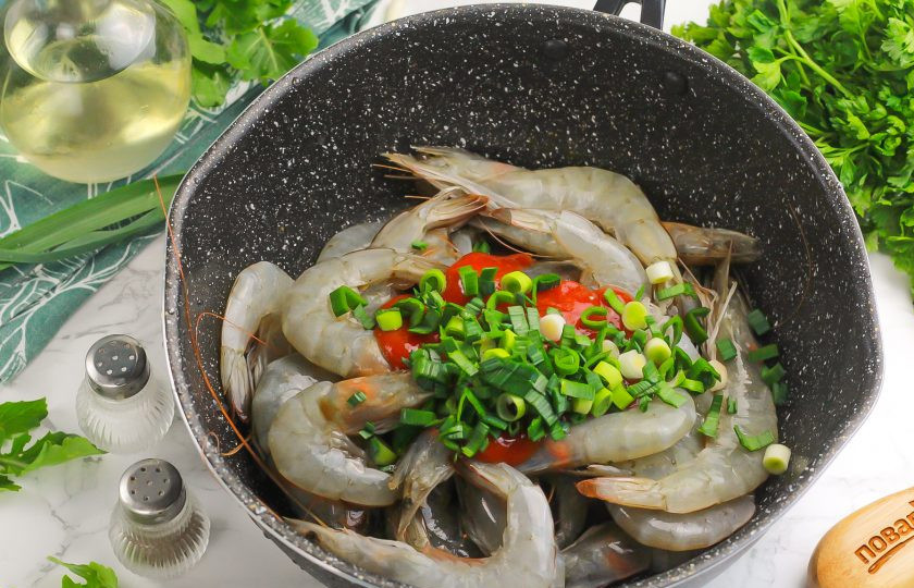 1. Этап. Жареные креветки с томатной пастой: Промойте и измельчите зеленый чеснок или замените его 3 зубчиками свежего чеснока или 1/2 ч.л. сушеного молотого. Добавьте в емкость и все перемешайте.