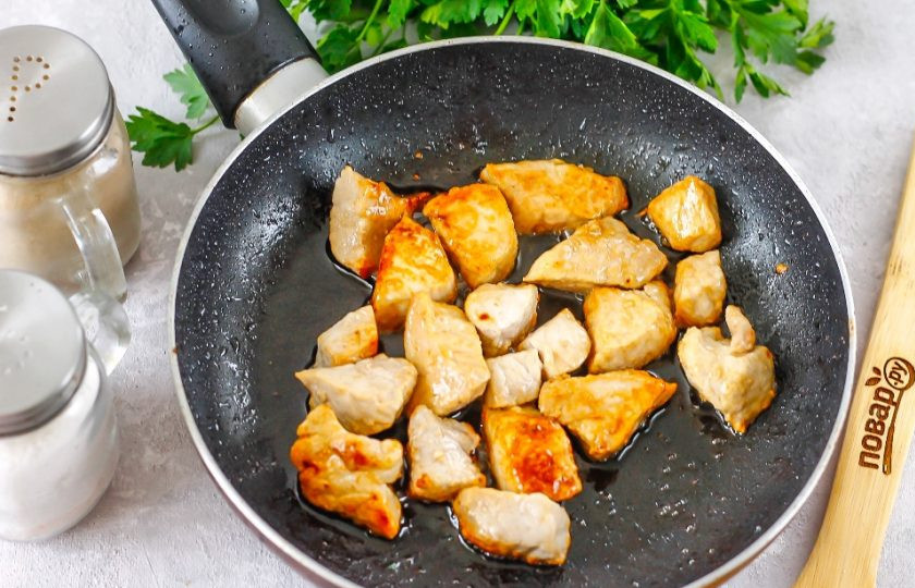 1. Этап. Мясо с тыквой: Прогрейте масло в сковороде, выложите в него нарезку свинины и обжарьте примерно 5-8 минут на умеренном нагреве до румяности. Мясо сначала выпустит сок, затем начнет поджариваться.