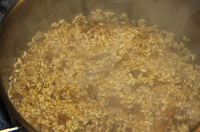 1. Этап. Ризотто с сушеными белыми грибами: Вливаем вино и даем ему испарится, затем добавляем бульон, оставшийся от грибов. после грибного, вливаем постепенно куриный бульон. Главное, чтобы рис успевал впитывать жидкость. Процесс займет 15-20 минут. Соль по вкусу.