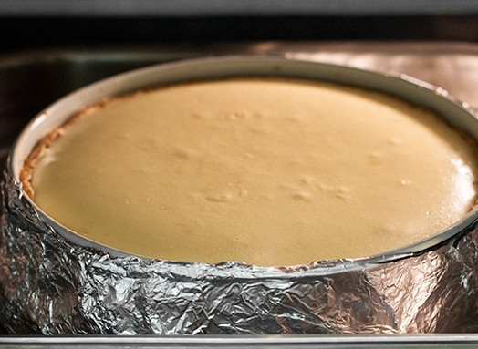 1. Этап. Торт Нью Йорк: 7. Спустя указанное время выключаем духовку и открываем дверь. Оставляем чизкейк до полного остывания в таком положении в духовке.