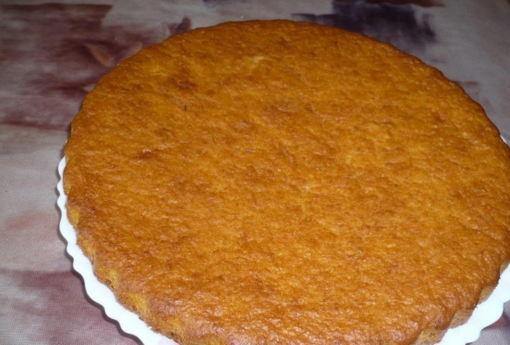 1. Этап. Морковный пирог постный: Форму смажьте растительным маслом, вылейте туда тесто. Запекайте пирог при 175 градусах в духовом шкафу. В течение 35 минут выпечка будет готова.