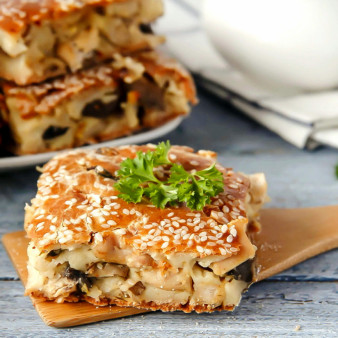 Заливной пирог с курицей и грибами