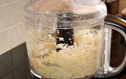 1. Этап. Пирожки с капустой на сдобном тесте: 12. Добавьте в блендер с луком квашеную капусту и измельчите.