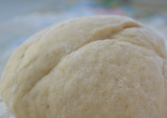 1. Этап. Ватрушка с творогом без дрожжей: 2. Итак, для начала замешиваем тесто: в теплый кефир добавляем сначала соду, а затем все остальные ингредиенты. Нужно немного подождать, пока сода погасится кефиром, а уже после замешивать тесто. Для лучшего взаимодействия всех ингредиентов дайте тесту постоять около 20 минут. По консистенции оно должно быть эластичным и не липнуть к рукам.