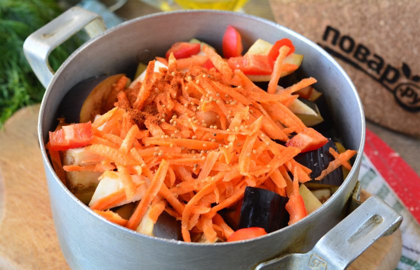 1. Этап. Баклажаны Ивасики телесики: Следом всыпьте зерна горчицы, красный молотый перец, горький перец.