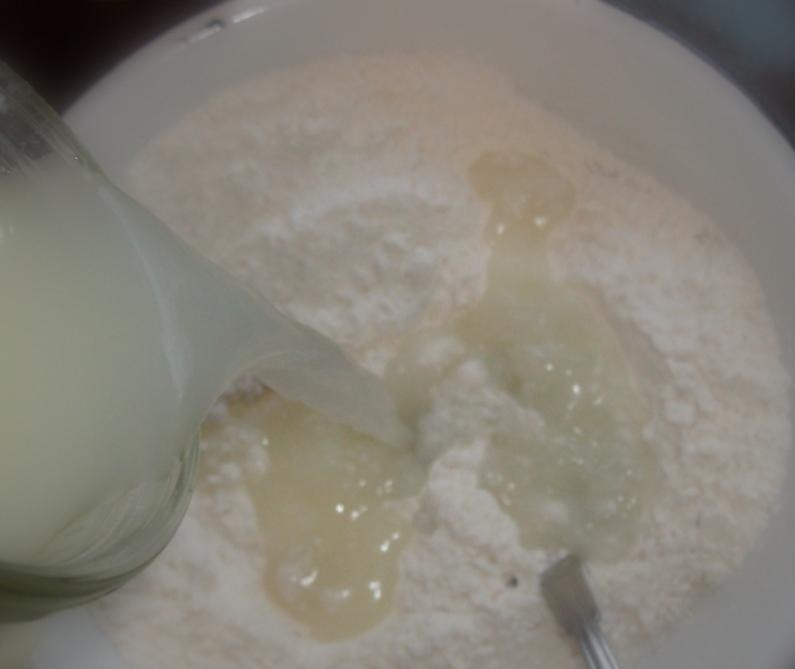 1. Этап. Оладьи на скорую руку: Вливаем сыворотку.