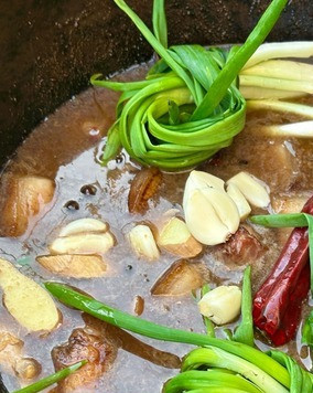 1. Этап. Хо шау ру. Свинина Мао Цзэдуна: И отправил в казан имбирь, чеснок, зеленый лук, подготовленные специи и слегка присолил.