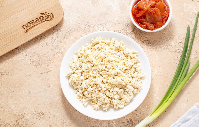 1. Этап. Пельмени с тофу и кимчи: Тофу мелко раскрошите вилкой. Если тофу сильно влажный, то предварительно промокните его бумажными салфетками.
