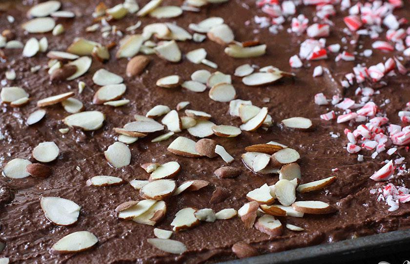 1. Этап. Шоколадные пирожные с миндалем: 5. Затем посыпать нарезанным миндалем, когда пирожные почти готовы. Дать остыть в течение 10-20 минут в холодильнике. Разорвать на части и подавать.