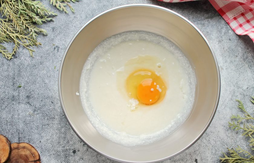 1. Этап. Пирог с крыжовником и творогом: Разбейте в массу яйцо и взбейте до однородности. Разбейте еще одно и снова взбейте.