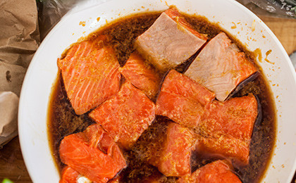 1. Этап. Рыба на вертеле: 1. Смешаем между собой сок одного лимона, измельченную цедру лимона, имбирь и соевый соус. Сюда же добавим сахар и соль по вкусу. Выкладываем кусочки рыбы, маринуем полчаса.