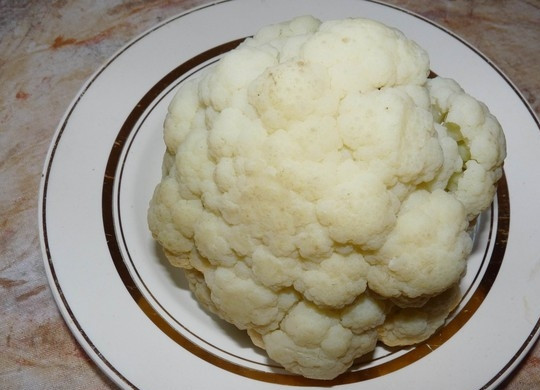 1. Этап. Цветная капуста, фаршированная фаршем: Теперь наливаем в кастрюлю воду и ставим на огонь. Дожидаемся, пока вода закипит, а затем солим ее и опускаем капусту. Варим 6-7 минут, не больше - для нас очень важно не переварить ее. Затем сливаем воду и ждем, пока капуста остынет.