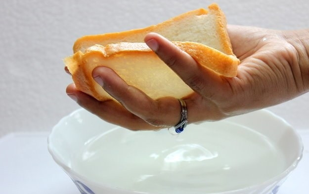 1. Этап. Оригинальная закуска из картофеля: 5. Через несколько секунд достаньте и отожмите лишнюю воду.