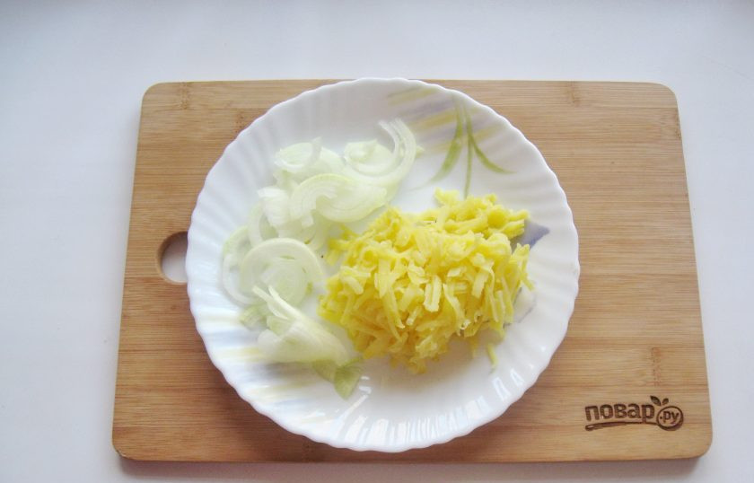 1. Этап. Салат Генеральский с редькой: Картофель отварите до готовности. Охладите, очистите и натрите на терке. Репчатый лук очистите, помойте, нарежьте и обдайте кипятком. Через 5 минут воду слейте.