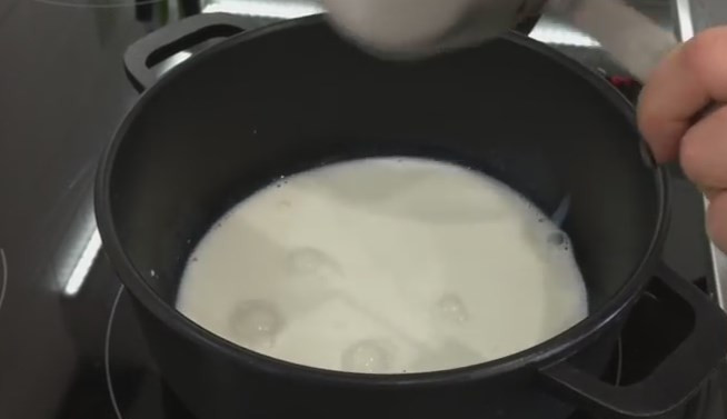 1. Этап. Кофейное мороженое: 2. Молоко поставьте подогреться в небольшую кастрюлю.