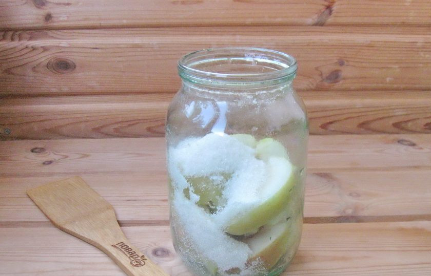 1. Этап. Компот из яблок с лимонной кислотой на зиму: После воду слейте в кастрюлю и снова доведите до кипения. Пока вода закипает, добавьте в банку с яблоками сахар.