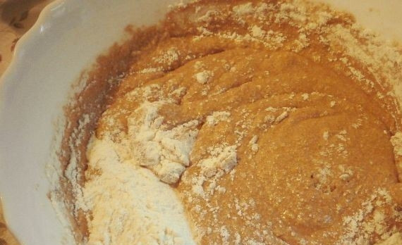 1. Этап. Нежный шоколадный торт: Муку просейте через сито несколько раз и частями введите в получившуюся массу. Затем добавьте оставшиеся взбитые белки и снова размешайте тесто ложкой.