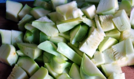 1. Этап. Гарнир к копченой рыбе: Порежьте кабачки кубиками.