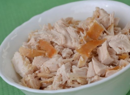 1. Этап. Лаваш с плавленым сыром и яйцом: 2. Куриное филе (копченое, отварное, жареное) нарежьте кубиками.