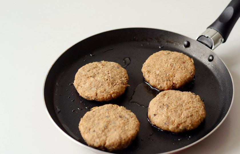 1. Этап. Постные соевые котлеты: Обжарьте по 2-3 минуты с каждой стороны на среднем огне.