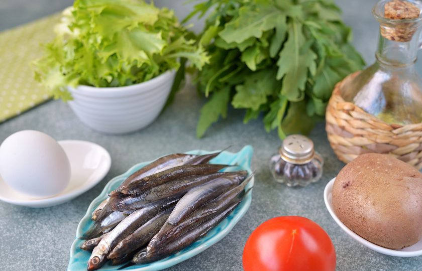 1. Этап. Салат с анчоусами и рукколой: Подготовьте все необходимые ингредиенты для приготовления салата. Картофель и яйцо отварите заранее до готовности и остудите. Картофель обычно варится около 20 минут, яйцо — 10 минут.