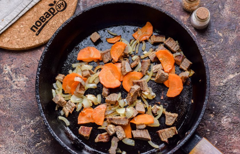 1. Этап. Овсяная каша с мясом: Поджарьте овощи и мясо 3-4 минуты на небольшом огне.
