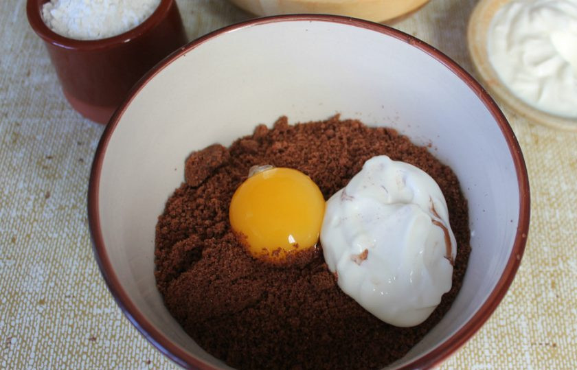 1. Этап. Шоколадный чизкейк в домашних условиях: Печенье перемалываем в крошку. Добавляем желток и 2 ст. ложки сливок. Если у вас печенье не шоколадное, добавьте еще ложку какао-порошка. Все перемешиваем.