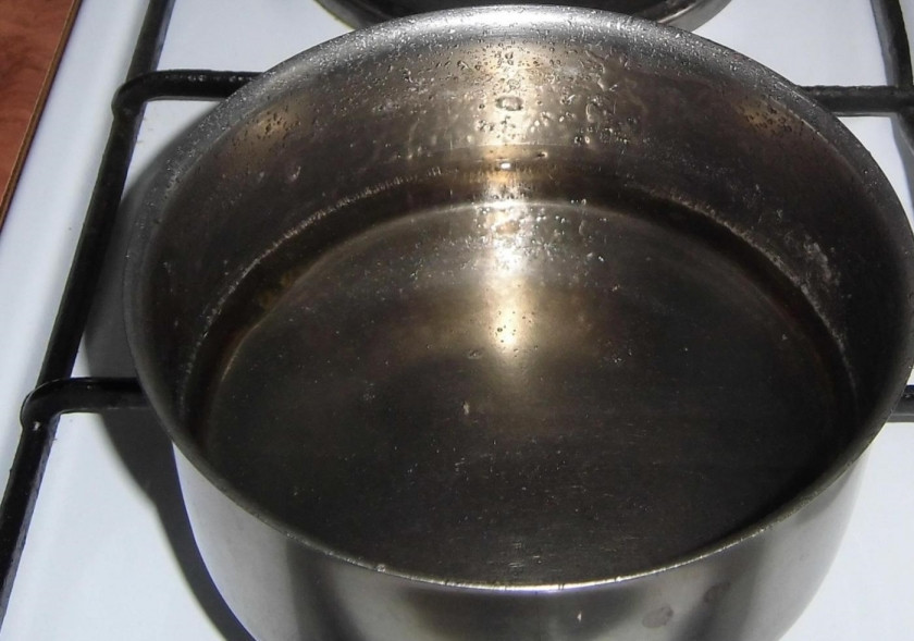 1. Этап. Восточное печенье: 1. Готовлю сироп: в сотейник наливаю воду и добавляю сахарный песок. Отправляю кастрюлю на огонь, после закипания убавляю огонь до минимума и готовлю 10 минут, затем добавляю лимонный сок, варю еще 2-3 минуты и убираю с огня.