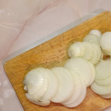 1. Этап. Печень говяжья с луком: Лук нарезать кольцами.