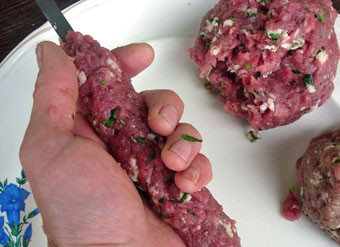 1. Этап. Люля-кебаб из баранины: Формируем не очень толстые колбаски на шампурах (если будем готовить на мангале) или на шпажках для духовки.