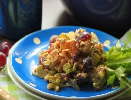 1. Этап. Салат с курицей и сельдереем: Перемешиваем все подготовленные ингредиенты с майонезом…и наш салат готов!