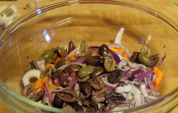 1. Этап. Салат из овощей с сухариками: 4. Маслины или оливки.