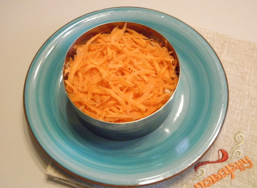 1. Этап. Салат Губернаторский: Следующим слоем выкладываем тертую морковь и майонез.