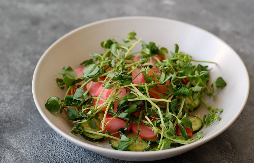 1. Этап. Салат с маринованной редиской: Затем добавьте ростки гороха. Заправьте салат оливковым маслом, посолите по вкусу.