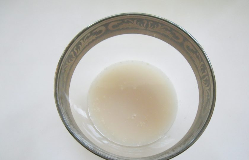 1. Этап. Пицца с колбасой и болгарским перцем: Приготовьте тесто для пиццы. В миску налейте теплую воду, в которую добавьте дрожжи и сахар. Перемешайте эти ингредиенты. Дайте постоять дрожжам, пока они не вспенятся.