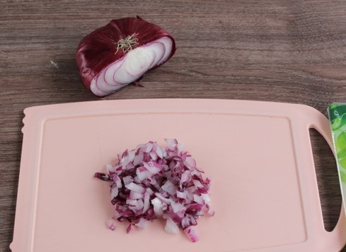 1. Этап. Праздничная закуска в тортилье: Красный лук нарежьте мелко, я использовала крымский лук, но можно заменить на любой салатный лук.
