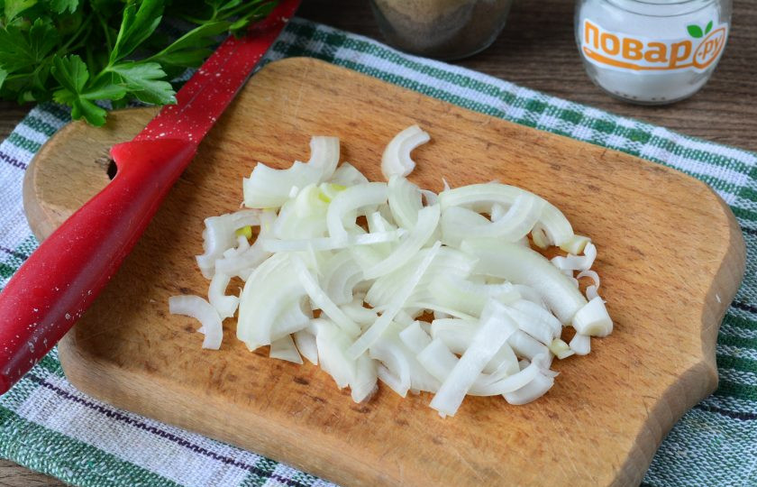 1. Этап. Рис с маринованными грибами: Репчатый лук почистите и нарежьте тонкими полукольцами.
