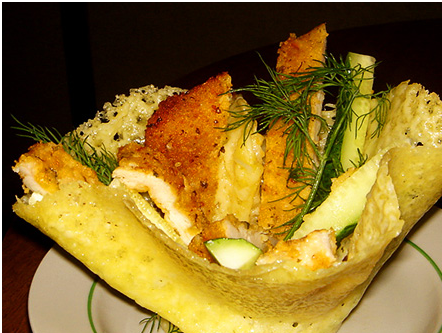 1. Этап. Салат в корзиночках: 3. Выкладываем кусочки курицы, сухарики и огурцы в корзинку. Обрызгиваем лимонным соком и добавим специи по вкусу. готово!