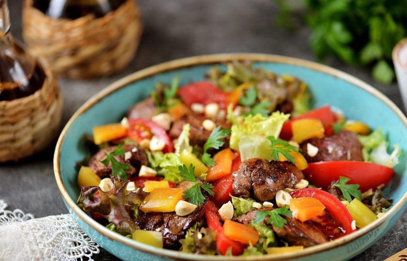 1. Этап. Салат с печенью, сладким перцем, помидорами и орехами: Порубите любые орехи, у меня кешью, посыпьте ими салат, бросьте несколько листиков петрушки и сразу же подавайте к столу. Приятного аппетита!