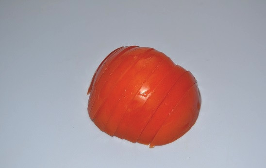 1. Этап. Мандирмак: 4. Помидор вымойте, обсушите и нарежьте тонкими ломтиками.